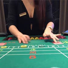 Fitur aplikasi royalslot88 di layar ponsel